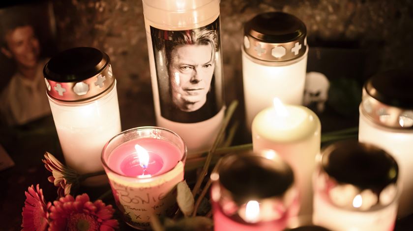 Velas por Bowie em Berlim. Foto: Clemens Bilan/EPA