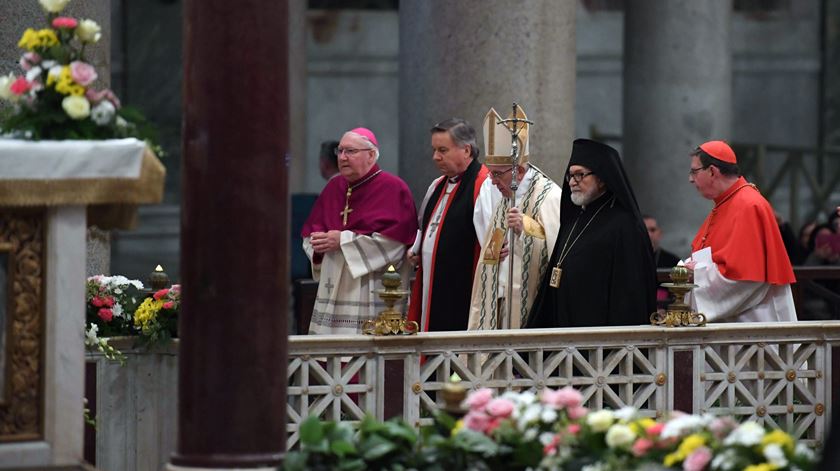 Papa Francisco encerra a semana de oração pela unidade entre os cristãos com representantes de comunidades cristãs do Oriente. Foto: Maurizio Brambatti/EPA