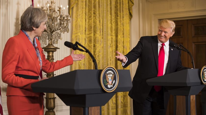 Theresa May e Donald Trump. Foto: Jim Lo Scalzo/EPA