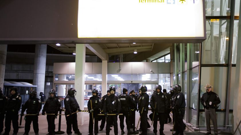 Polícia junto ao Terminal 4 do aeroporto John F. Kennedy. Foto: Justin Lane/EPA