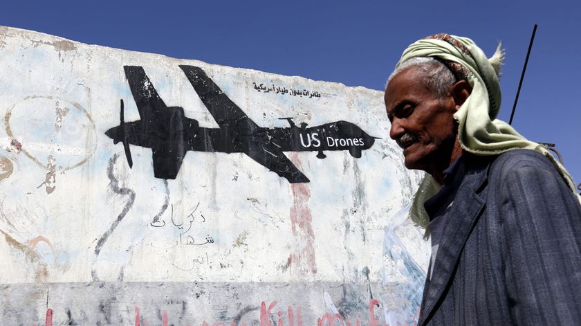 Grafiti em Sana no Iemen contra ataques com drones americanos .Foto: Yahya Arhab/EPA