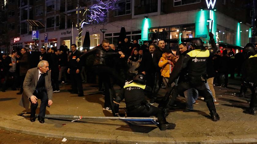 Confrontos entre apoiantes de Erdogan e a polícia em Roterdão. Foto: EPA
