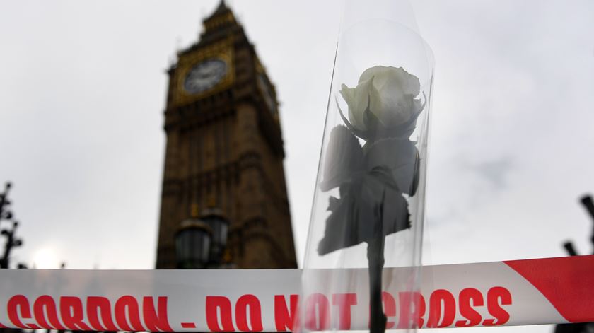 Londres, ataque em Westminster, março 2017, torre, flor. Foto: Andy Rain/ EPA