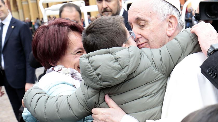 Francisco convive com os fiés na Praça dos Mártires. Foto: Serena Campanini/EPA