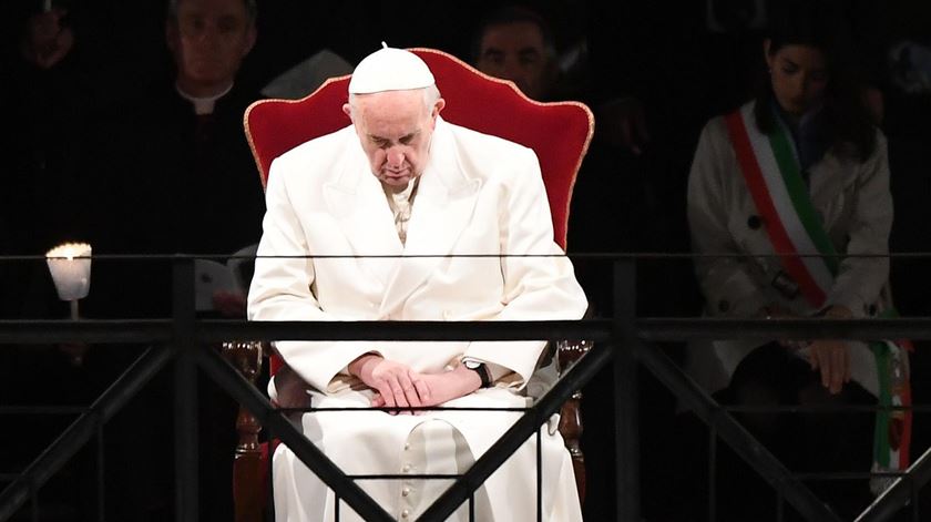 O Papa Francisco não deixa de presidir à Via Sacra. Foto: Claudio Peri/EPA