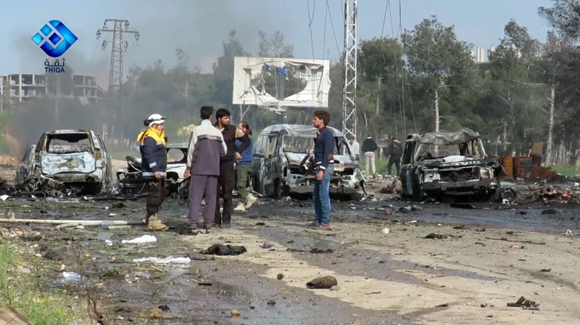 ataque bomba síria autocarros foto:  EPA/THIQA NEWS AGENCY