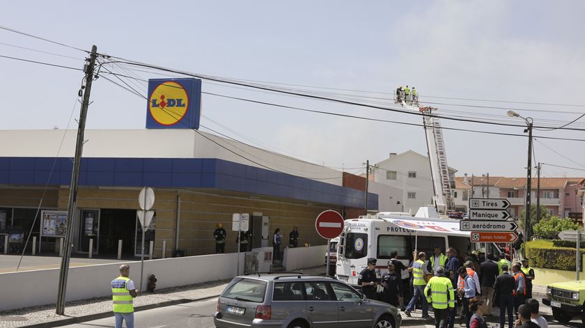 A 17 Abril, Tires, uma aeronave de matrícula suíça caiu com quatro pessoas a bordo, sobre um supermercado. Morreram os passageiros e uma quinta pessoa, que estava em terra. Foto: António Cotrim/Lusa