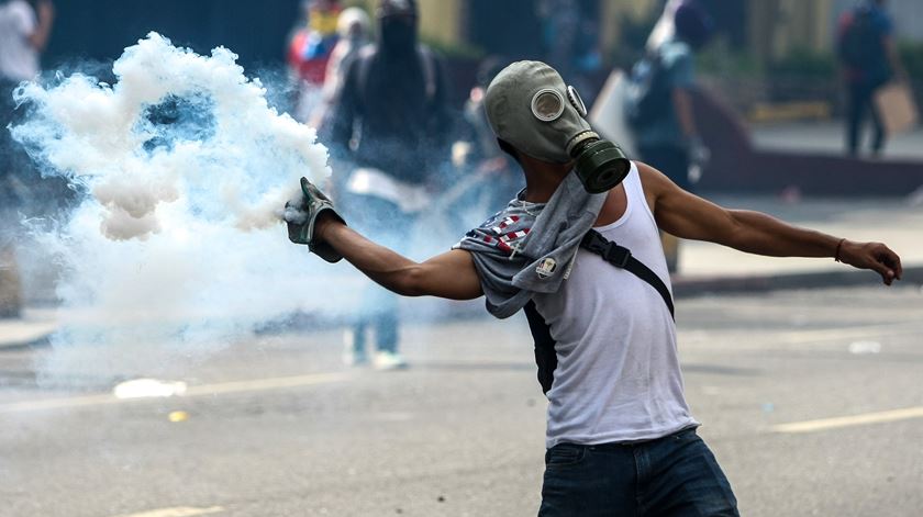 Confrontos durante manifestacao em Caracas Venezuela Foto: Cristian Hernandez/EPA