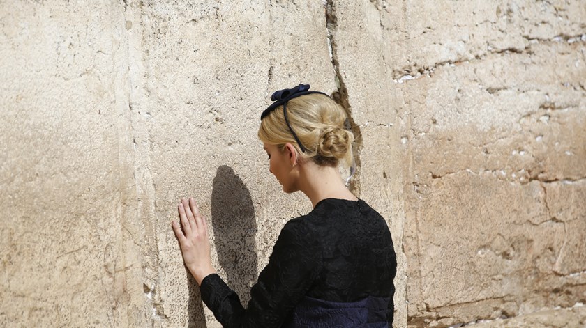 Melania Trump e a filha do Presidente norte-americano, Ivanka, rezaram no local do muro destinado às mulheres. Foto: Ronen Zvulun/EPA