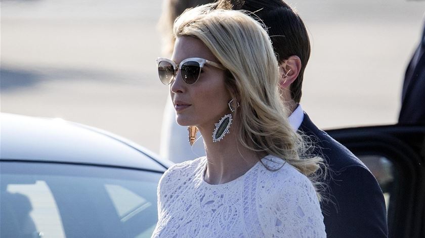 A filha e conselheira Ivana Trump na pista do aeroporto de Fiumicino, Roma. Foto: Massimo Percossi/EPA