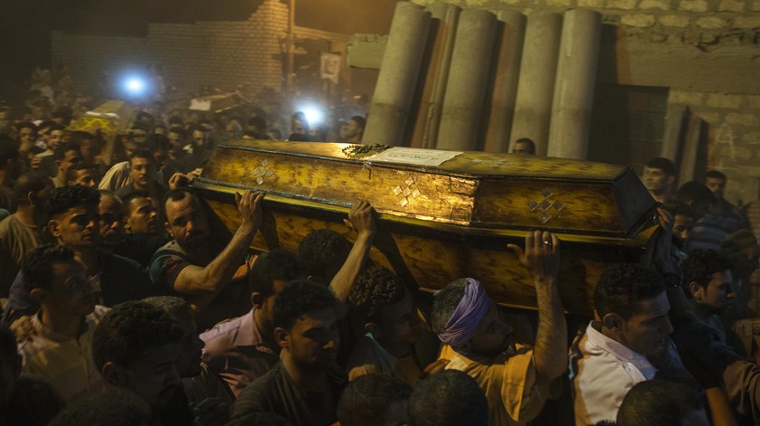 Funeral de cristãos coptas assassinados no Egito. Os cristãos continuam a ser os mais perseguidos. Foto: Mohamed Hossam/EPA