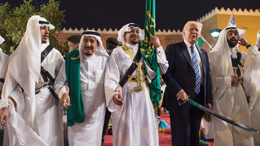 Trump participa numa dança tradicional com espadas, durante a cerimónia de boas-vindas no Palácio Murabba, em Riade. Foto: EPA