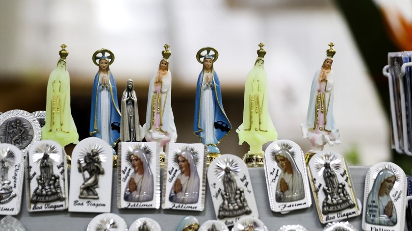 11 maio 2017 - fatima kitsch - artigos de fatima , alguns religiosos , de lojas perto do basilica da nossa senhora do rosario . Foto: Joana Bourgard/RR