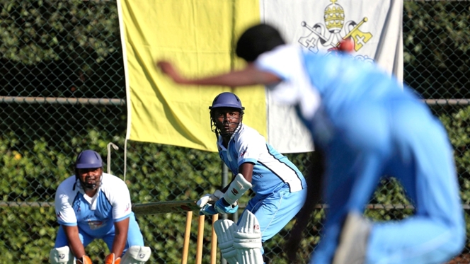 Católicos e anglicanos defrontam-se armados com tacos