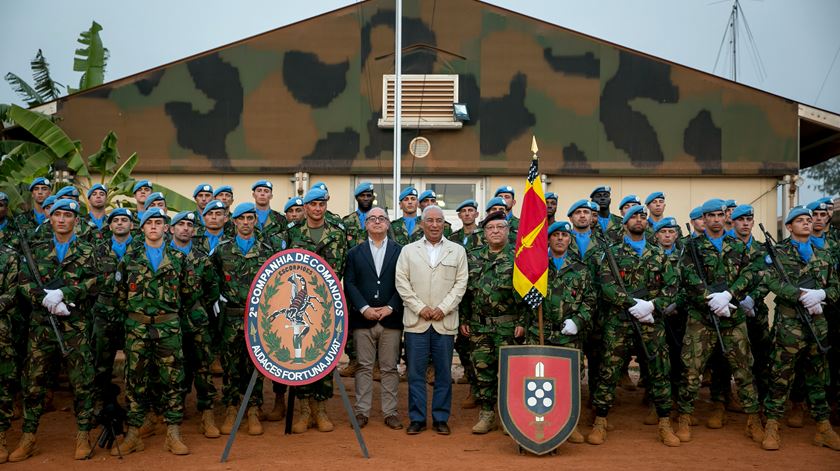 António Costa, Azeredo Lopes com militares portugueses em Bangui. Foto: Paulo Henriques/Lusa