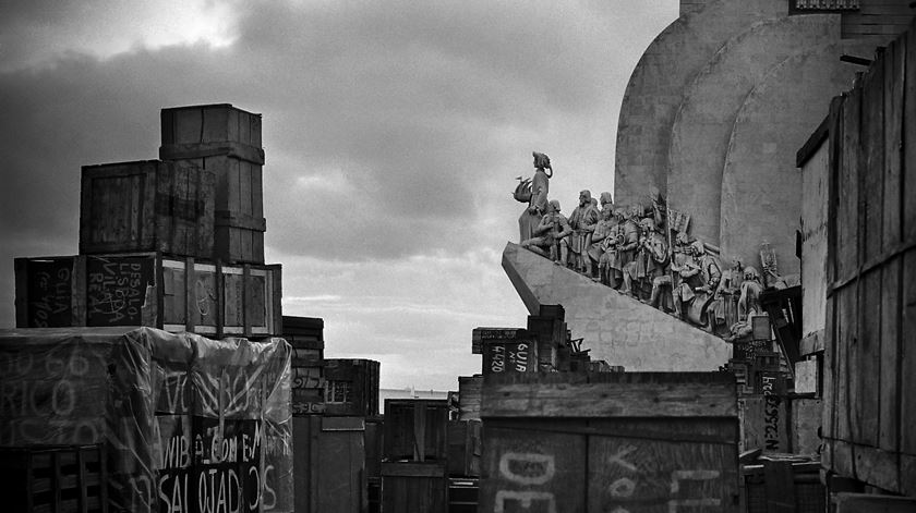 Caixotes dos retornados portugueses em Belém (1975). Foto: Alfredo Cunha