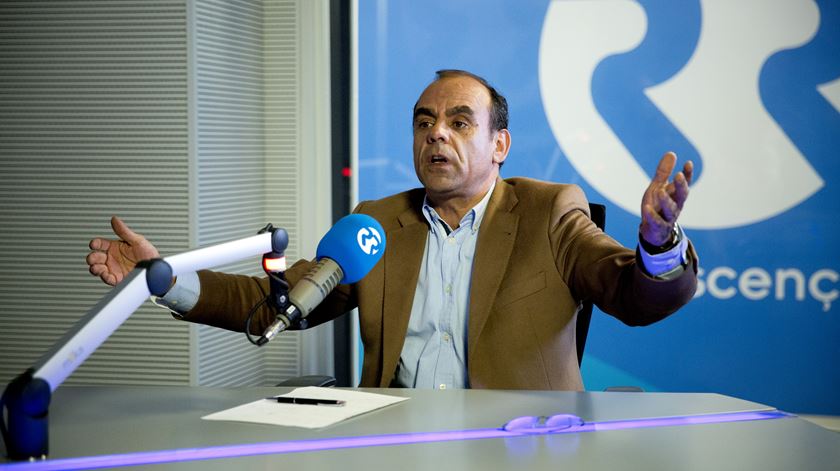 Morais Sarmento responsabiliza Costa por problemas no sistema de comunicações