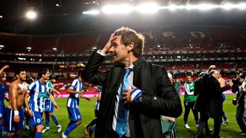 FC Porto sagrou-se campeão nacional no Estádio da Luz há 10 anos, com André Villas-Boas. Foto: José Cena Goulão/Lusa FC Porto sagrou-se campeão nacional no Estádio da Luz há 10 anos, com André Villas-Boas. Foto: José Cena Goulão/Lusa