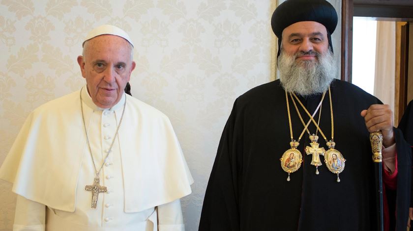 O patriarca Mor Inácio Aphrem II, aqui em visita ao Papa Francisco, escapou ileso a uma tentativa de assassinato. Foto: Epa/Osservatore Romano