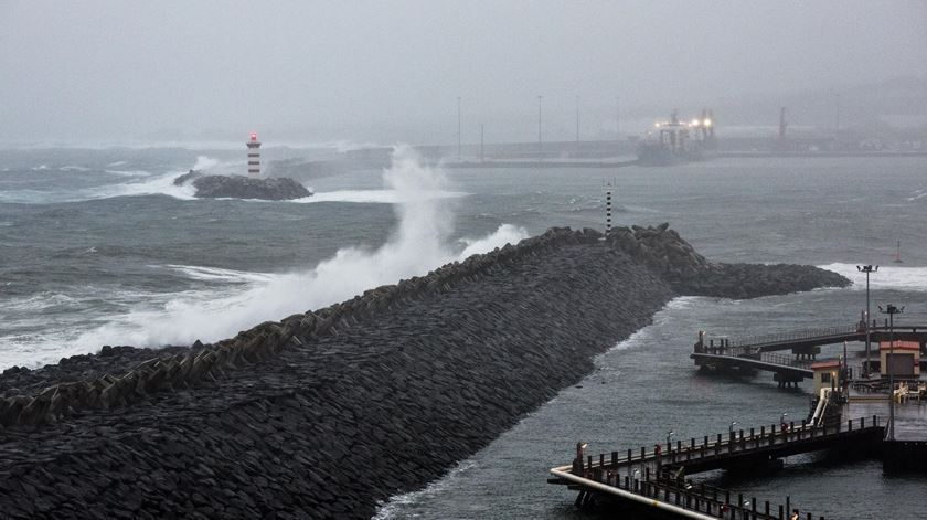 Furacão Alex - Praia da Vitória - Ilha Terceira, Açores - mau tempo - mar - Foto: António Araújo/Lusa