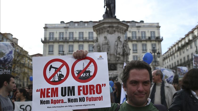 Manifestação contra a prospecção de petróleo no Algarve chegou ao Parlamento. Foto: António Cotrim/Lusa