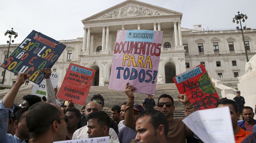 Imigrantes protestam na Assembleia da Republica .Foto: António Cotrim/Lusa