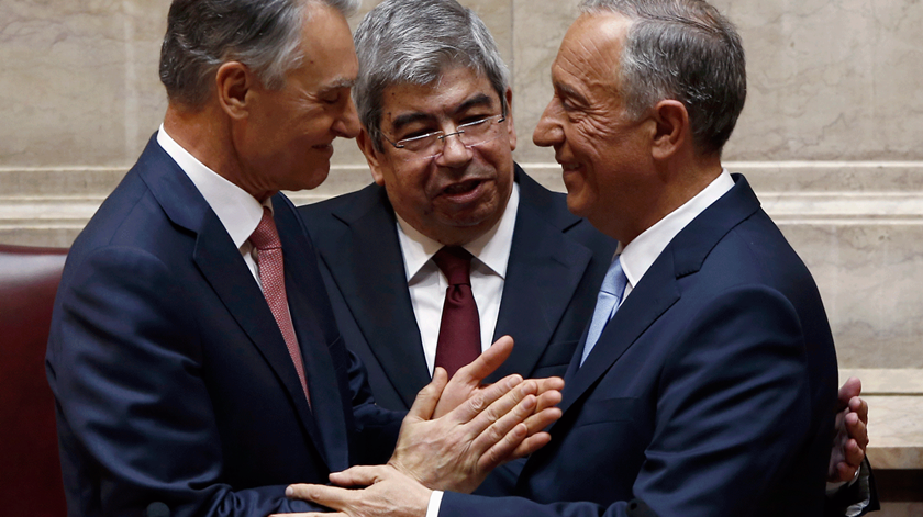 O Presidente cessante e o novo Presidente trocam de lugar. Foto: António Cotrim/Lusa