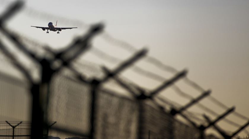 Argelinos que invadiram pista do aeroporto condenados a quatro anos com pena suspensa