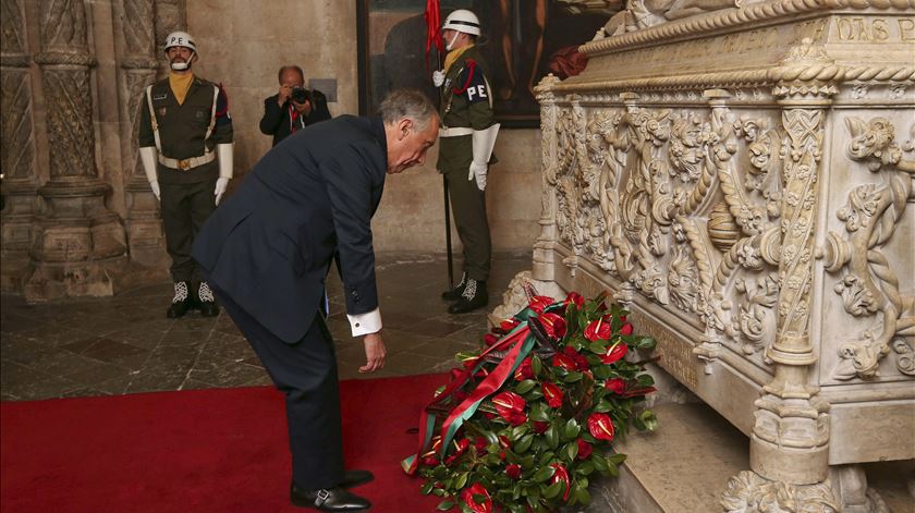 No Mosteiro dos Jerónimos, para além de cumprir a tradição de depositar uma coroa de flores no túmulo de Luis de Camões, homenageou também Vasco da Gama, algo inédito. Foto: Manuel de Almeida/Lusa