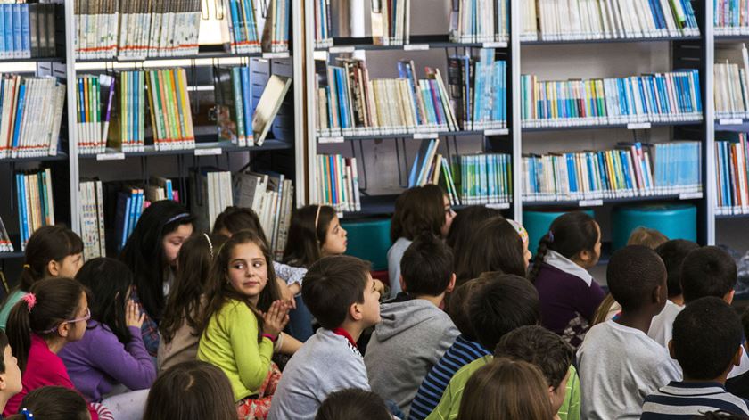 alunos - jovens - escola - biblioteca - Foto Camara de Vila Pouca de Aguiar