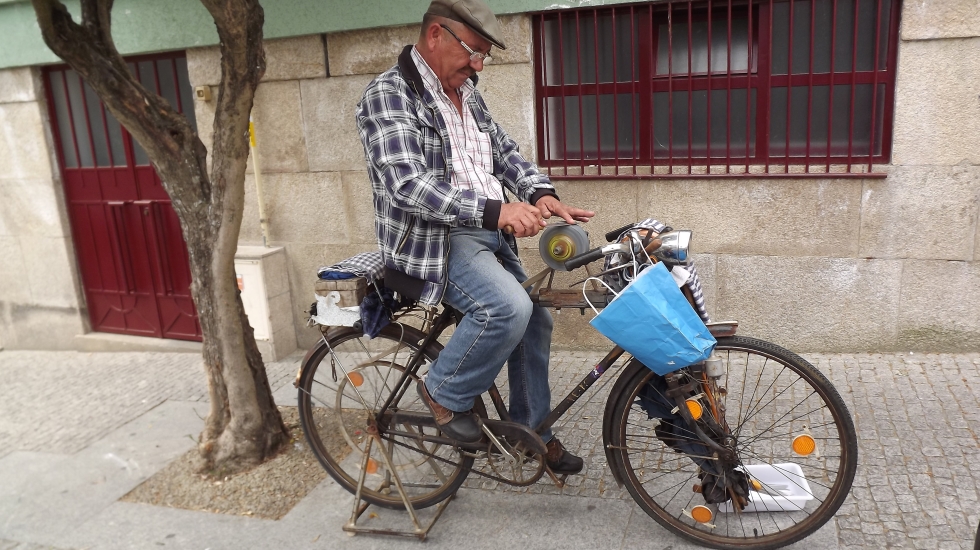 "Pelas ruas a apitar. O amolador anda por aí"