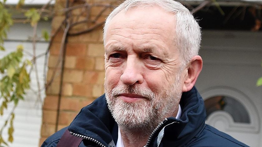 Jeremy Corbyn, líder do Partido Trabalhista, prepara-se para a votação. Foto: Andy Rain/EPA