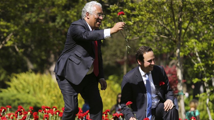 O primeiro-ministro António Costa acompanhado pelo presidente da Câmara Municipal de Lisboa, Fernando Medina, apanha cravos na Residência Oficial de São Bento. Foto: Miguel A. Lopes/Lusa