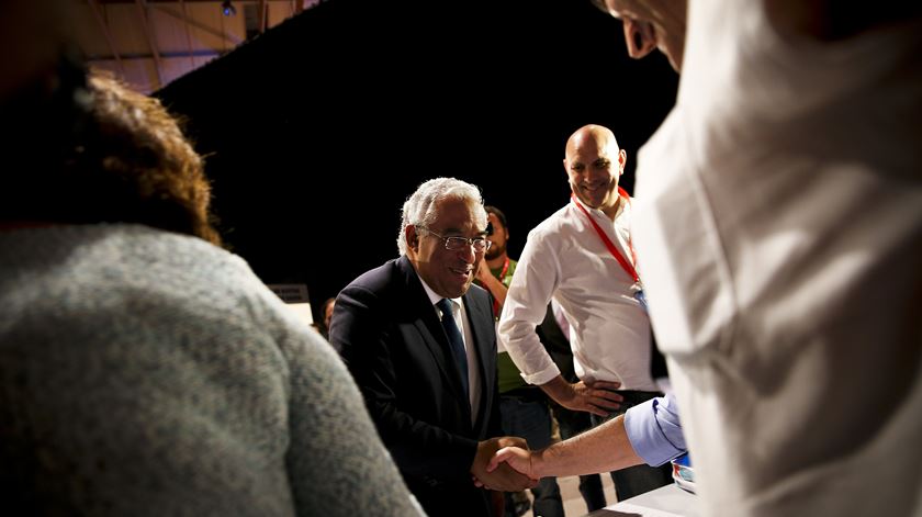 António Costa cumprimenta militantes no congresso do PS. Foto: Jorge Sena Goulão/Lusa