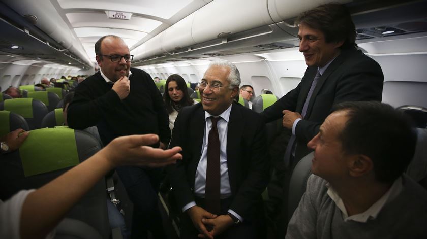 Primeiro-ministro falou aos jornalistas durante voo para Cabo Verde. Foto: Mário Cruz/Lusa