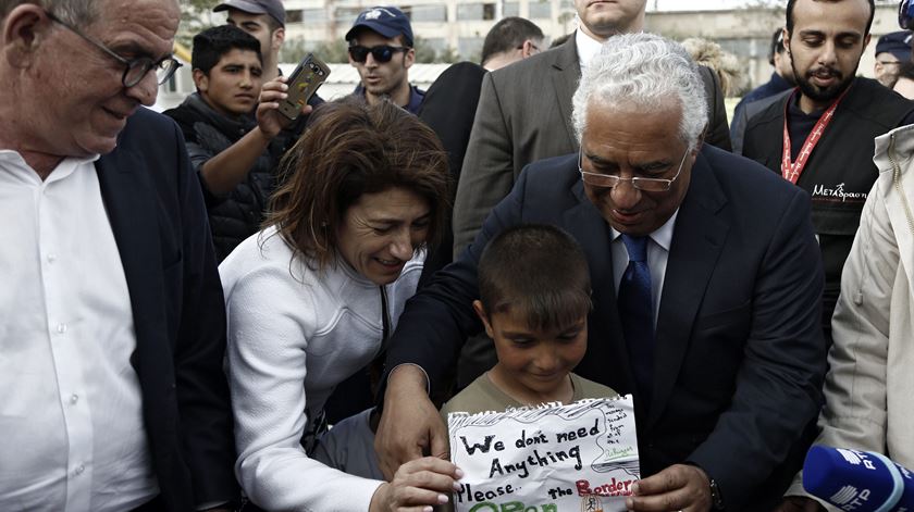 Costa visita campo de refugiados grego. “São bem-vindos em Portugal”