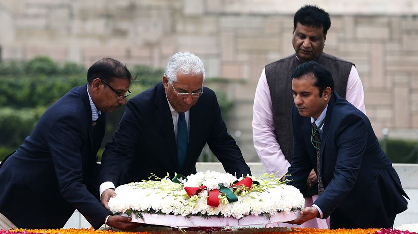 António Costa deposita coroa de flores no túmulo de Ghandi. Foto: Tiago Petinga/Lusa