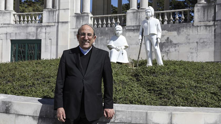 António Marto, bispo de Leiria-Fátima junto à imagem dos pastorinhos no santuário de Fátima, em 2017. Foto: Paulo Novais/Lusa