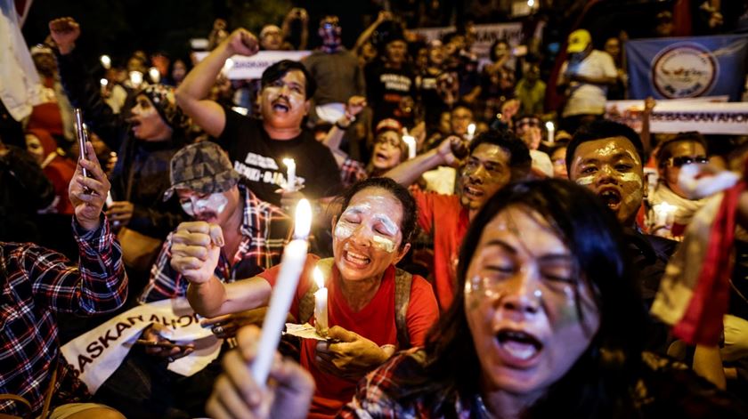 Apoiantes de governador de Jacarta protestam contra condenação por blasfémia. Foto: Mast Irham/Reuters
