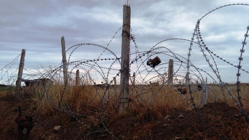Arame Farpado nas trincheiras entre Nagorno Karabakh e Azerbaijão. Foto: Filipe Avillez/RR