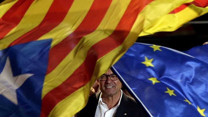 Artur MAs bandeira catalunha e UE foto_EPA_AlbertoEstevez