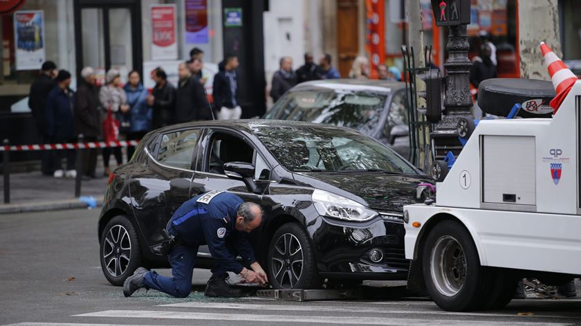 Atentados de Paris - carro suspeito