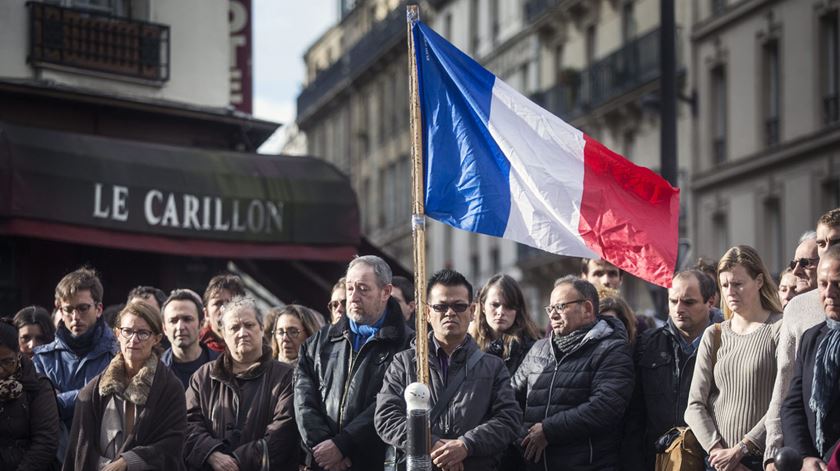 Homenagem às vítimas em frente aos restaurane "Le Carillon". Foto: Etienne Laurent/EPA