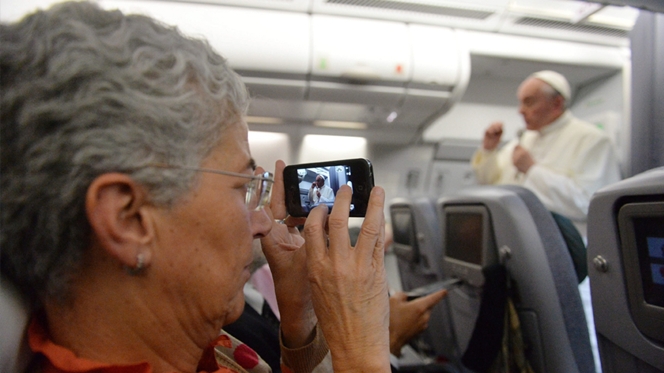 O Papa à solta no avião