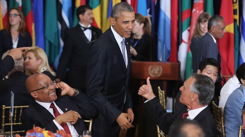 Cavaco levanta o polegar a Obama à margem da assembleia da ONU. Foto: EPA