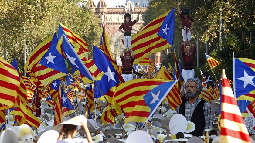 Catalães festejam o "Dia da Catalunha", em Barcelona. Novo referendo à independência já lançou o caos em Espanha. Foto: Marta Perez/EPA