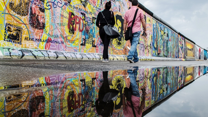 Papa reza pela queda de todos os muros que dividem a humanidade