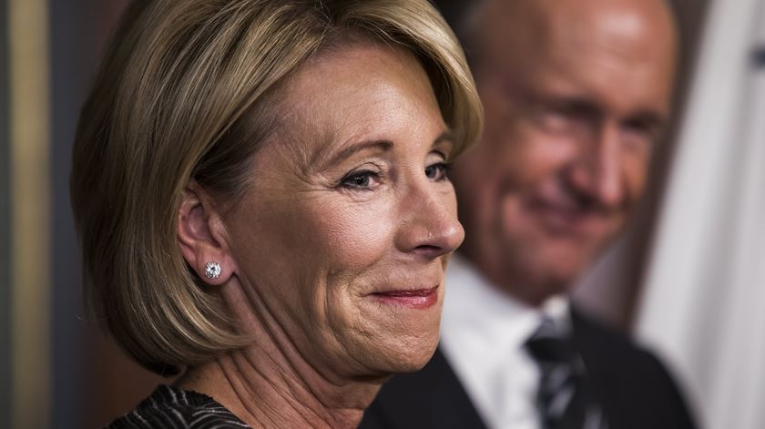 Betsy DeVos entrou para a história política americana como a primeira pessoa que precisou do voto de desempate do vice-presidente para poder ser confirmada no cargo pelo Senado. Foto: Jim Lo Scalzo/EPA