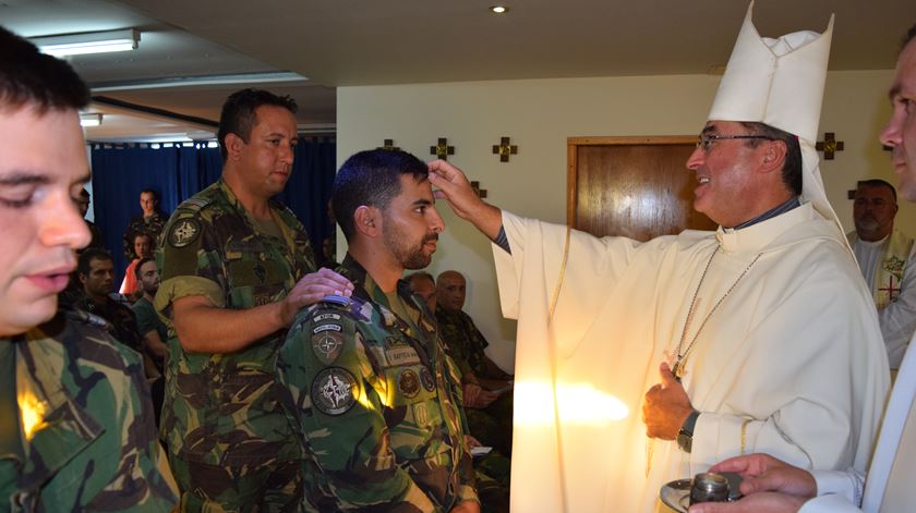 Dom Manuel Linda, bispo católico das Forças Armadas, em visita ao Kosovo. Foto: DR