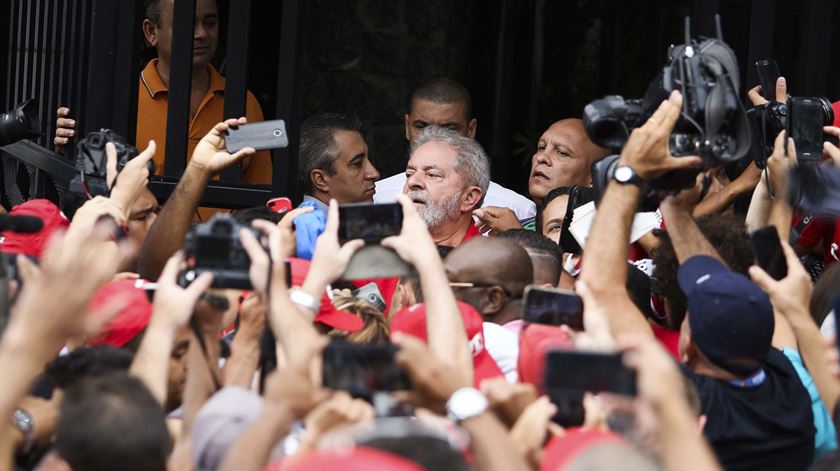 Apoiantes do Partido dos Trabalhadores juntam-se à porta da casa de Lula da Silva. São Bernardo do Campo, São Paulo. Foto: Leo Barrilari/EPA